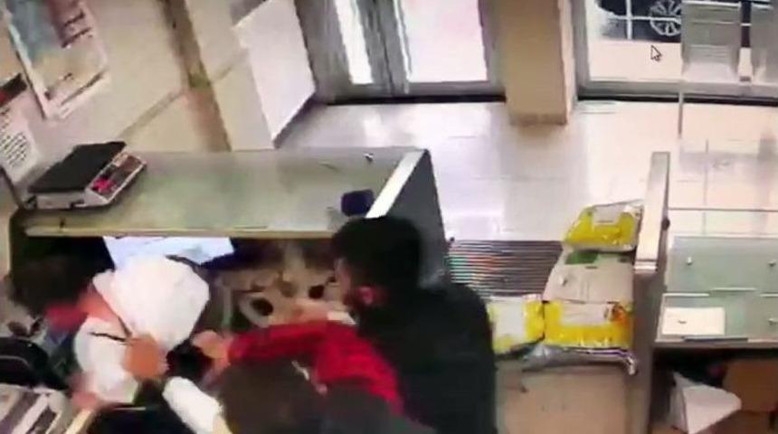 (özel) Ptt Çalışanına Tekme Tokat Dayak Kamerada