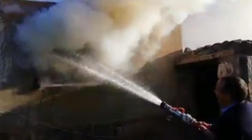 Doğubayazıt&rsquo;ta &Ccedil;ıkan Yangında Bir Ev K&uuml;le D&ouml;nd&uuml;