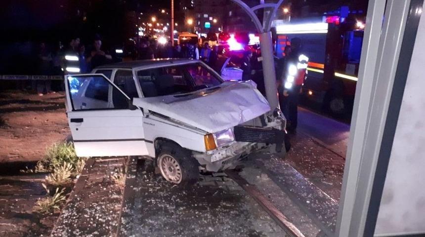 Yayaya &Ccedil;arpan Otomobil Durağa Daldı: 3 Yaralı