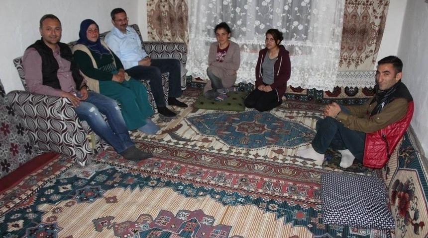 Kaymakam &Ouml;zderin İftarda Ev Ziyaretleri Yapıyor