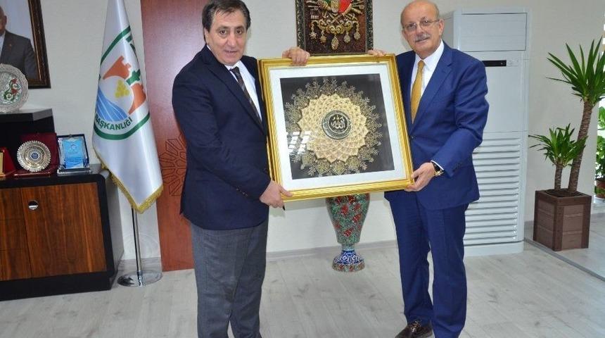 Vali K&uuml;&ccedil;&uuml;k&rsquo;ten İznik &Ccedil;inisine Destek