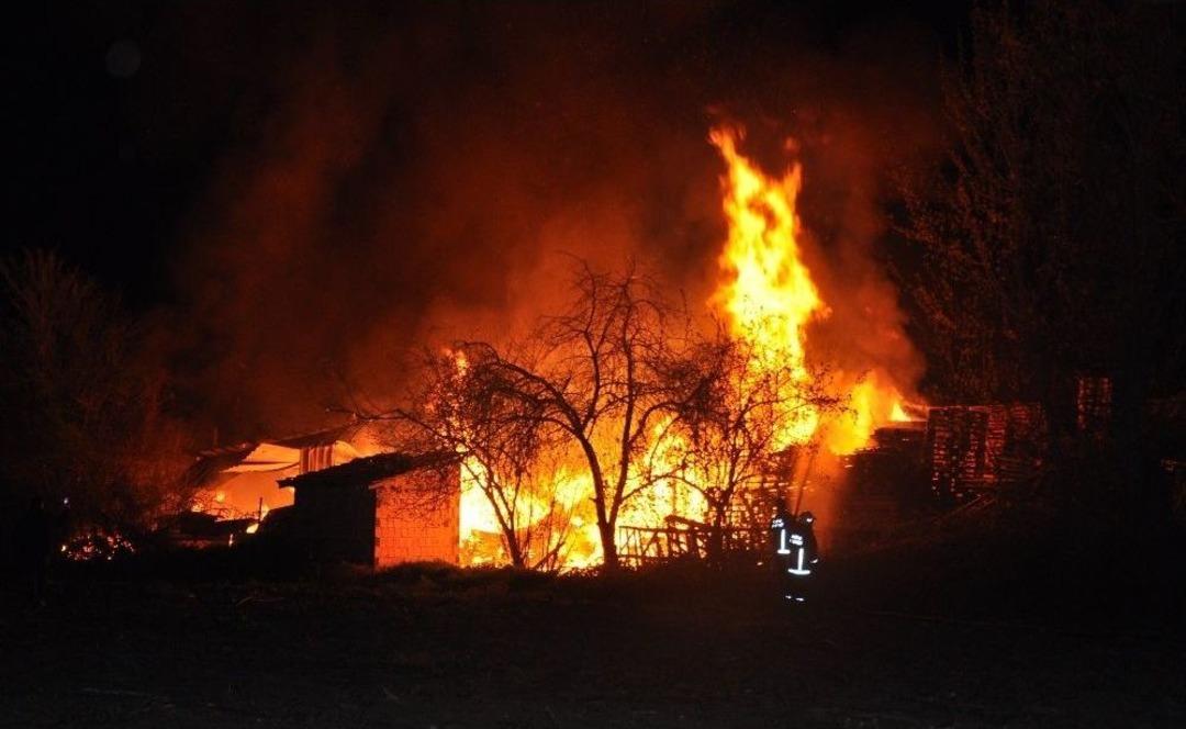 Kundaklama Sonucu Yanan Palet At&ouml;lyesi Kullanılamaz Hale Geldi