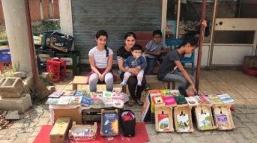 Okunsun Diye Kitap Toplayıp Dağıtıyorlar