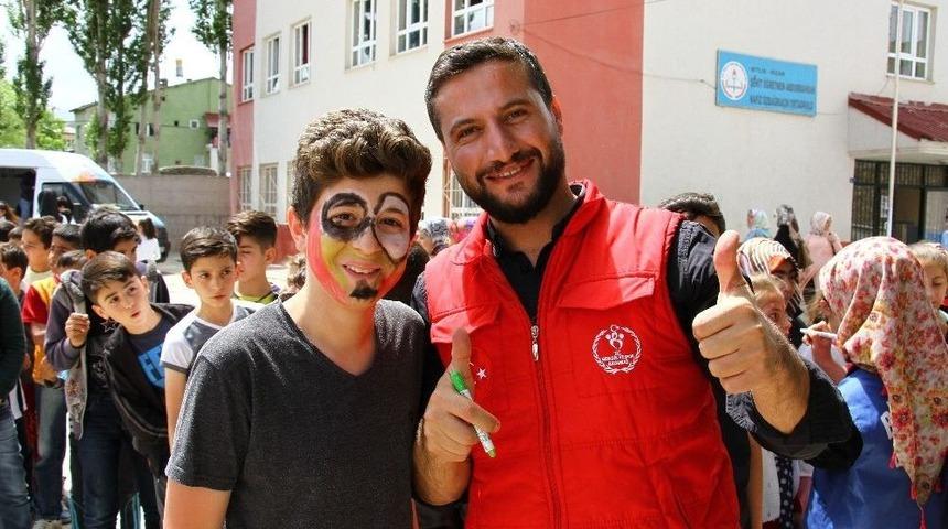 Mobil Gen&ccedil;lik Merkezi Aracı &Ouml;ğrencilerle Buluştu