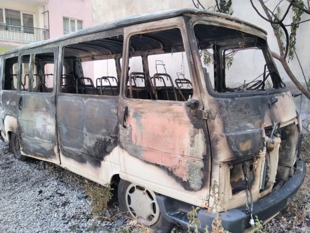 Park Halindeki Minib&uuml;s Yandı