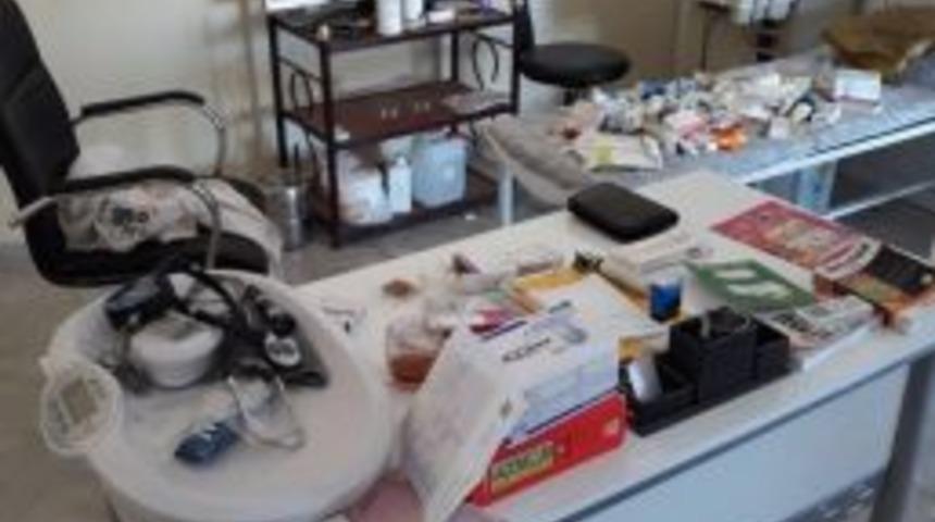 Polisten Ka&ccedil;ak Sağlık Merkezine Baskın