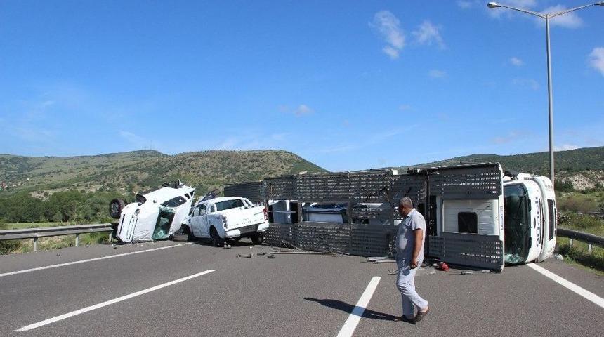 Ankara’da Sıfır Araç Taşıyan Tır Devrildi: 1 Yaralı