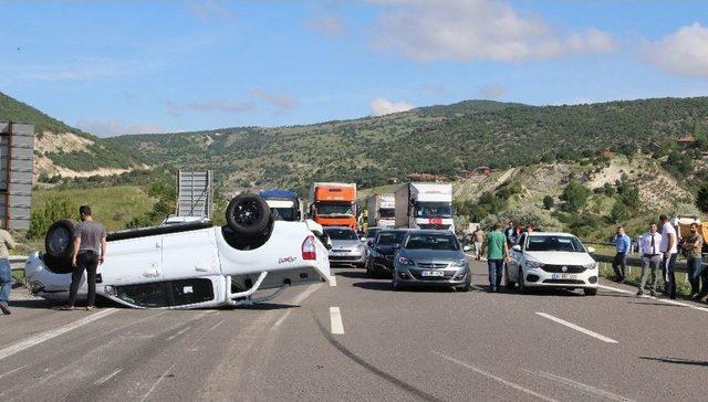 Ankara’da Sıfır Araç Taşıyan Tır Devrildi: 1 Yaralı