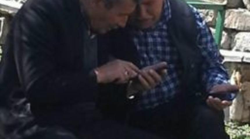 Sivaslı Amcaların Akıllı Telefonla İmtihanı