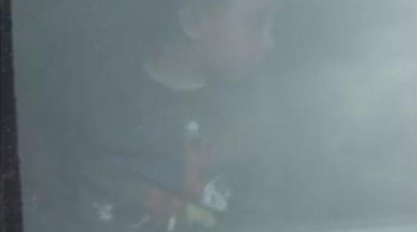 Aracın İ&ccedil;erisinde Mahsur Kalan &Ccedil;ocuğu Yoldan Ge&ccedil;en Tamirci Kurtardı