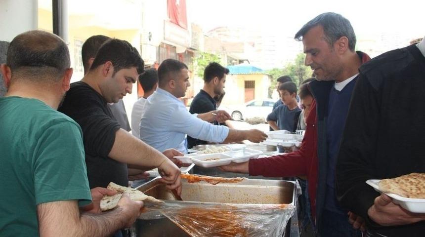 300 Yıllık Gelenekle Y&uuml;zlerce Kişiye Yemek Dağıtıldı