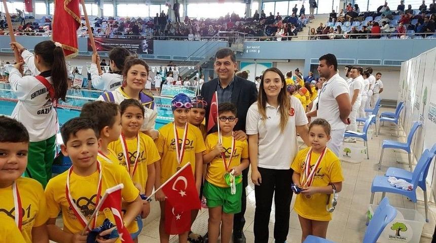 Sanko Okullarının Minik Kula&ccedil;ları Madalya İle D&ouml;nd&uuml;