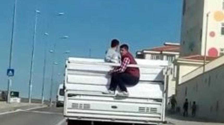 Kamyonet Kasasında Tehlikeli Yolculuk