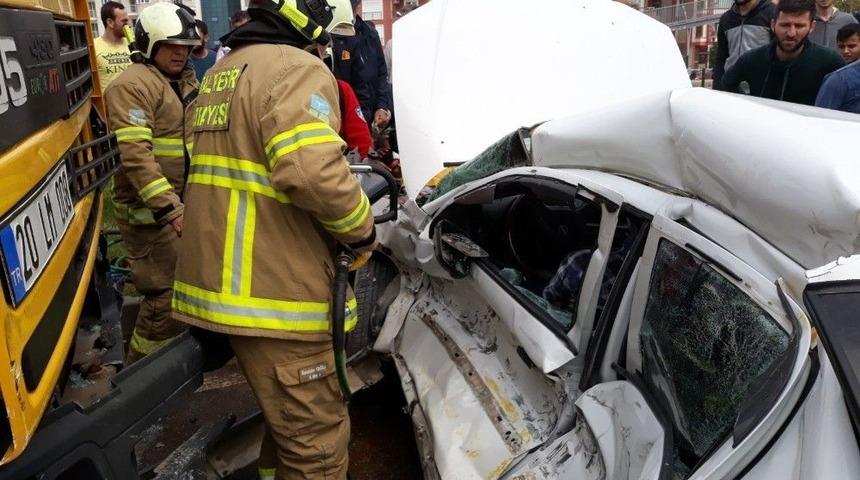 Tır İle Otomobil &Ccedil;arpıştı: 2 Yaralı