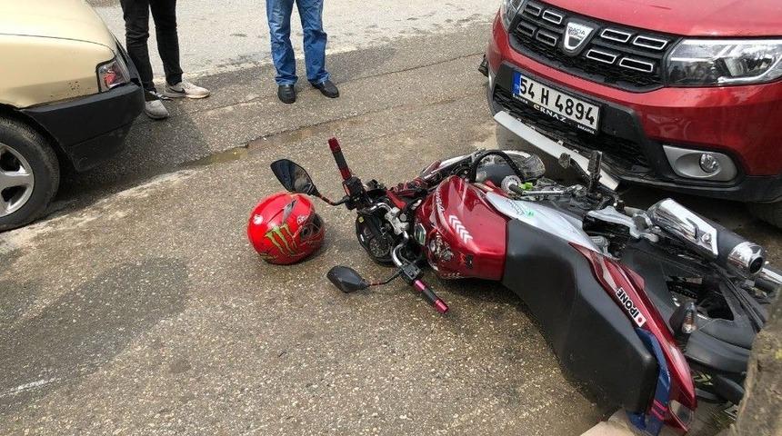 Kontrols&uuml;z D&ouml;n&uuml;ş Yapmak İsteyen Otomobil Motosiklete &Ccedil;arptı: 1 Yaralı