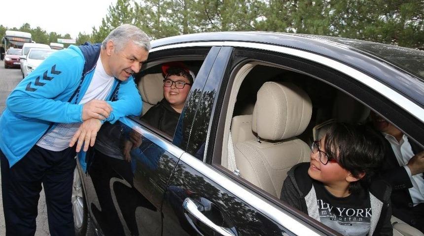 Başkan &Ccedil;elik, Otob&uuml;s&uuml; Ka&ccedil;ıran Gen&ccedil;lere Makam Aracını Tahsis Etti