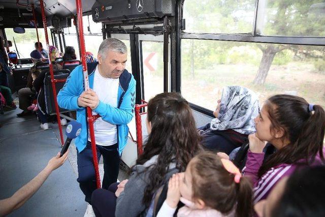 Başkan Çelik, Otobüsü Kaçıran Gençlere Makam Aracını Tahsis Etti