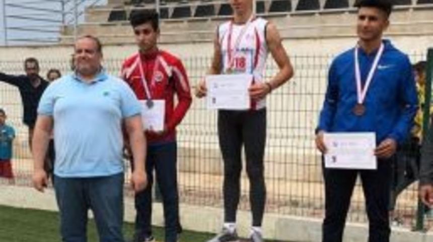 Amerikan Koleji &Ouml;ğrencisi Taygun Derviş, T&uuml;rkiye Şampiyonu Oldu