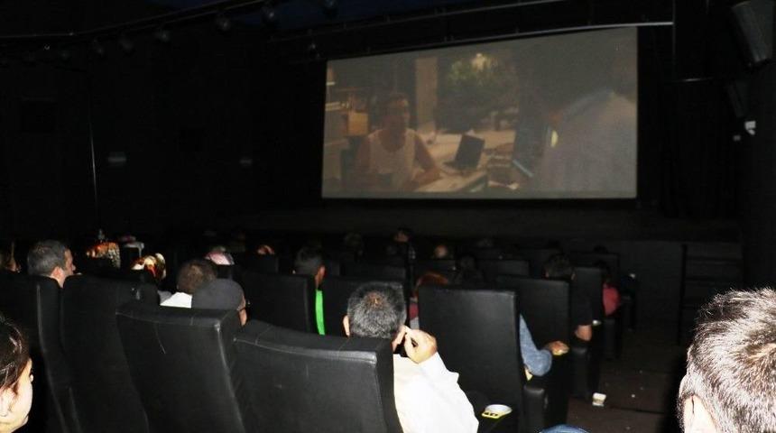 Diyarbakır&rsquo;da G&ouml;rme Engelliler Sinemaya Gitti