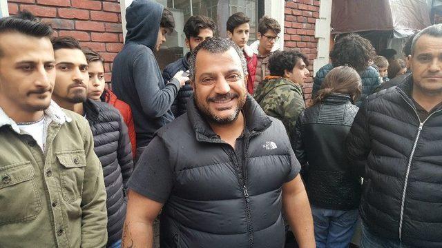 Doğum Gününü ’dünya Midye Günü’ İlan Eden Midyeci, 8,5 Ton Midye Dağıttı