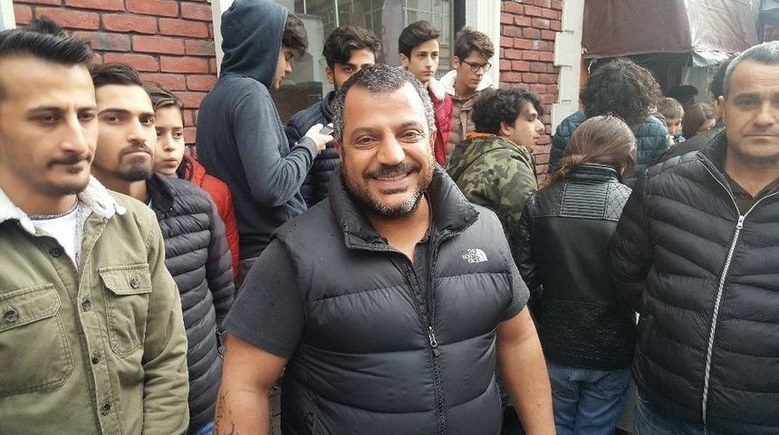 Doğum G&uuml;n&uuml;n&uuml; &rsquo;d&uuml;nya Midye G&uuml;n&uuml;&rsquo; İlan Eden Midyeci, 8,5 Ton Midye Dağıttı