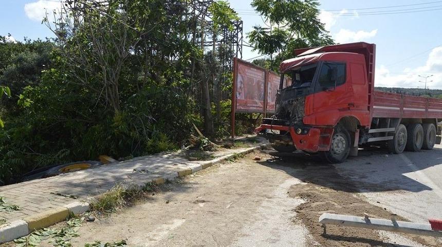 Kamyon, İş Makinesine &Ccedil;arptı: 2 Yaralı