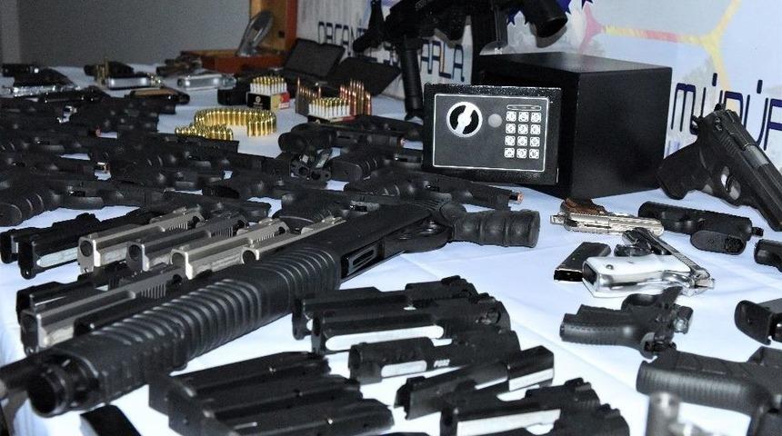 İzmir&rsquo;de At&ouml;lye Kurup, Silah İmal Eden 3 Kişi Tutuklandı