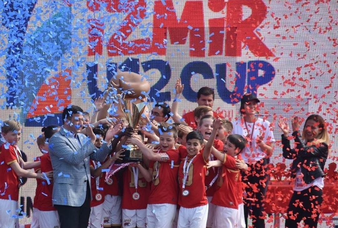 U12 İzmir Cup&rsquo;ta Hollanda Derbisinin Şampiyonu Az Alkmaar
