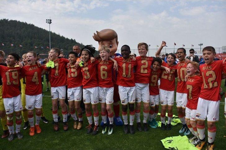 U12 İzmir Cup’ta Hollanda Derbisinin Şampiyonu Az Alkmaar G5