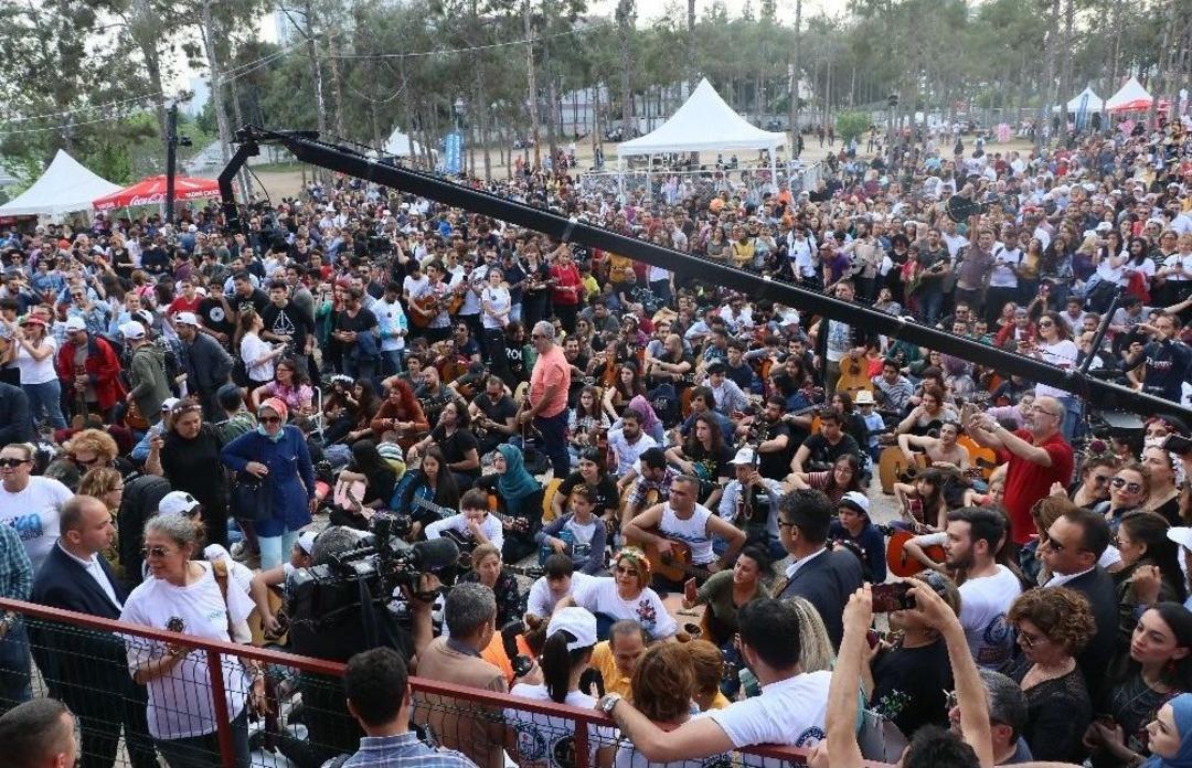 Adana&rsquo;da &rsquo;toplu Gitar &Ccedil;alma&rsquo; Rekoru Denemesinde H&uuml;sran