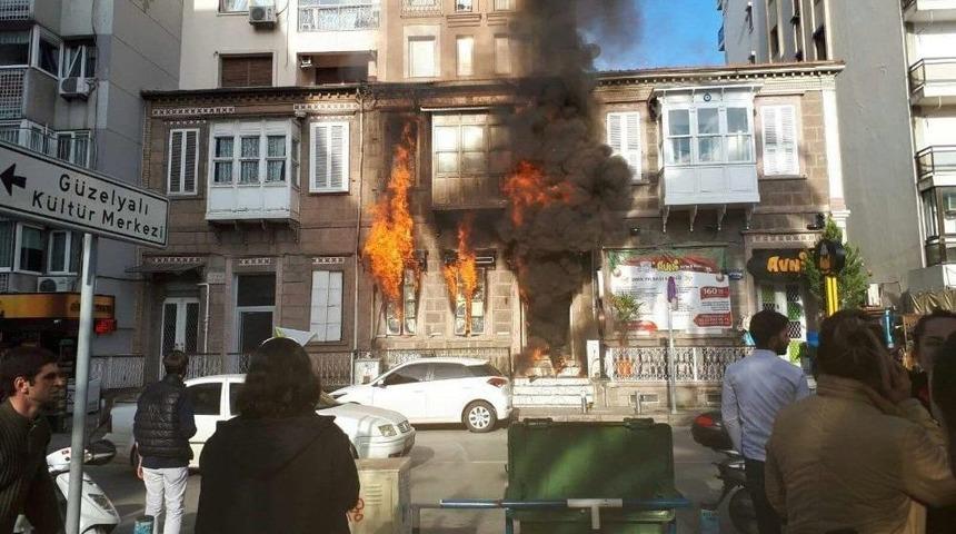 İzmir&rsquo;de Kafede Korkutan Yangın