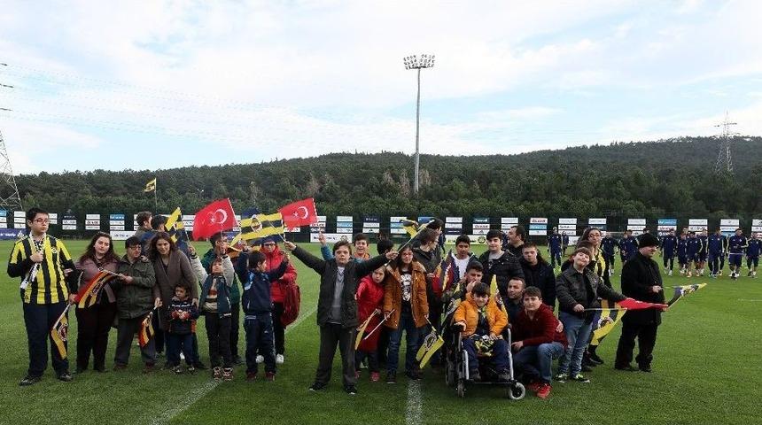 &Ccedil;ocuklar Fenerbah&ccedil;e Antrenmanını Takip Etti