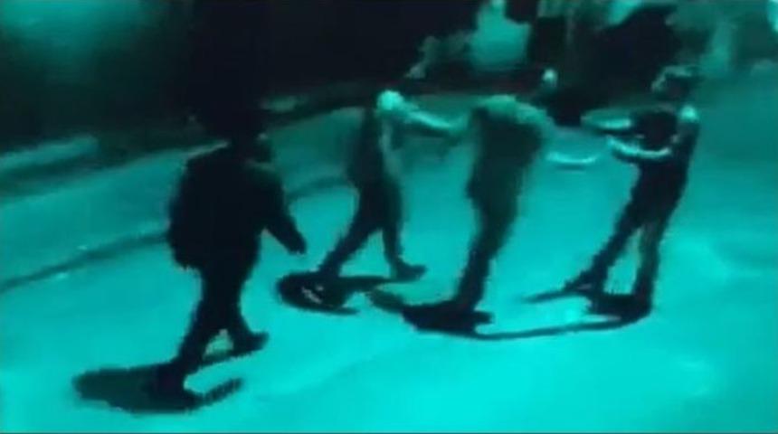 &Ouml;zel Harekat Polisinin Karıştığı Bar &Ccedil;ıkışındaki Kavga G&uuml;venlik Kameralarına Yansıdı