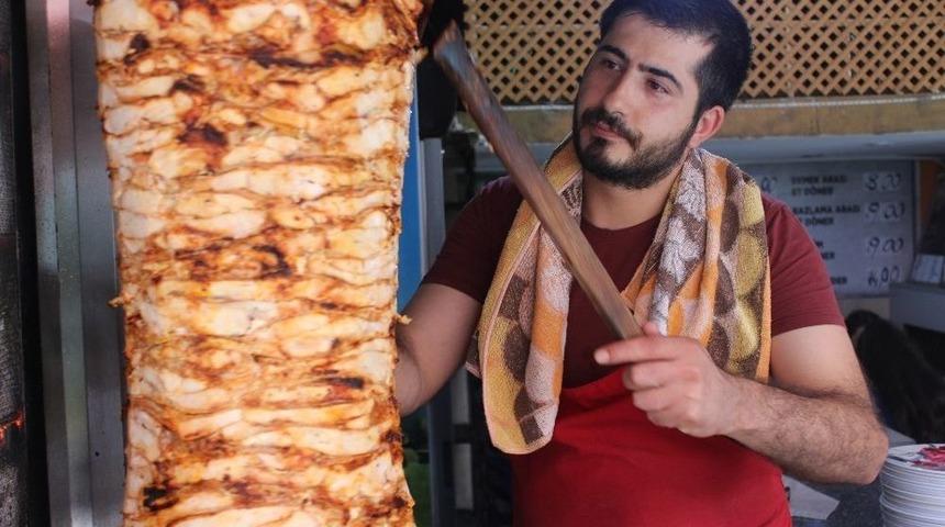 70 Derecelik Ocağın Başında 15 Saat &Ccedil;alışarak Oru&ccedil; Tutuyor