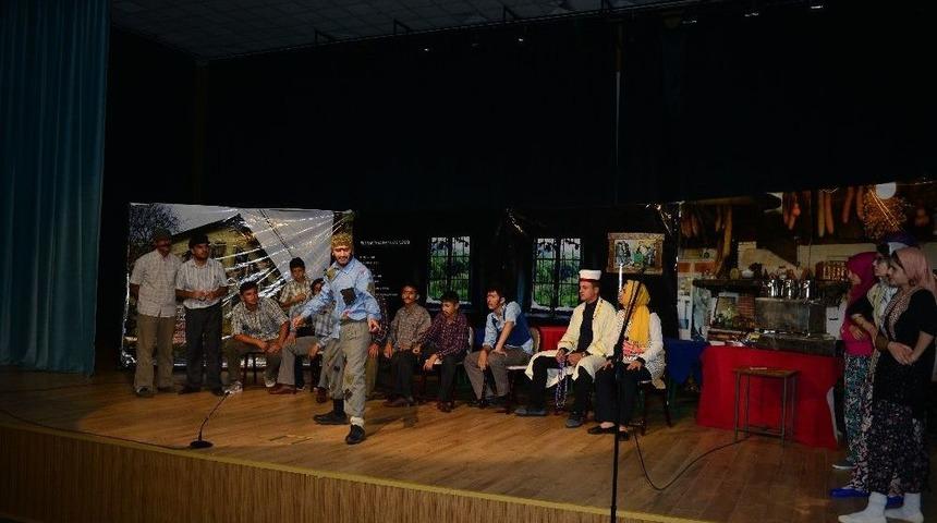 &Ouml;ğrencilerin Tiyatro Oyunu &Ccedil;ok Beğeni Topladı