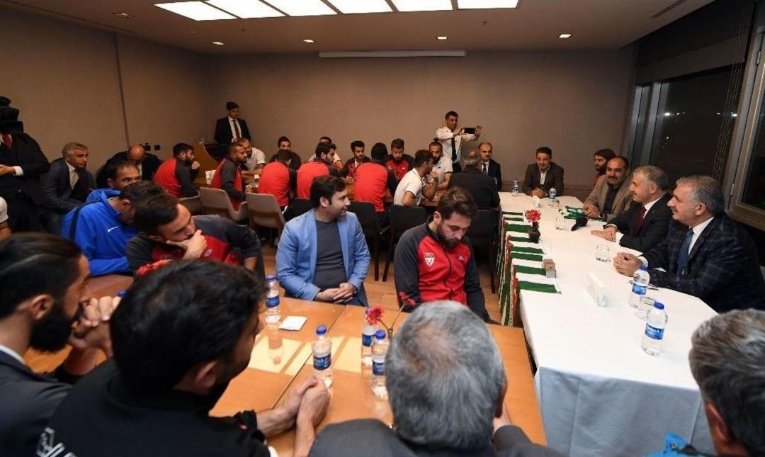 Bakan Arslan, Kars 36 Spor&rsquo;u Ziyaret Etti