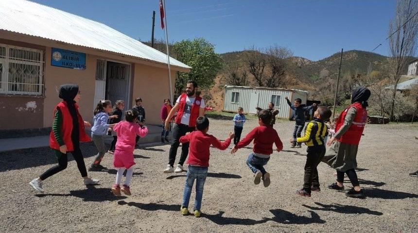 G&ouml;n&uuml;ll&uuml; Gen&ccedil;lerden &Ouml;ğrencilere Hediye