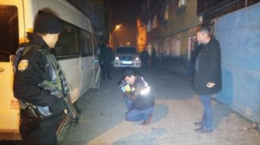 Ara&ccedil;tan İnen 3 Kişi Evi Kurşun Yağmuruna Tuttu: 1 Kişi &Ouml;ld&uuml;