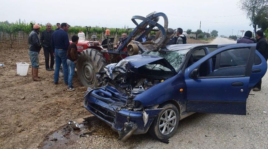 Manisa&rsquo;da Otomobil Trakt&ouml;re &Ccedil;arptı: 6 Yaralı