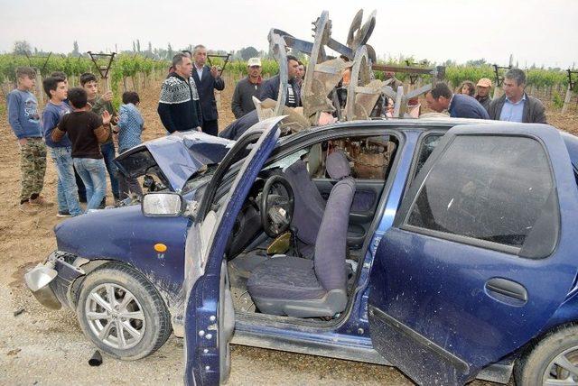 Manisa’da Otomobil Traktöre Çarptı: 6 Yaralı