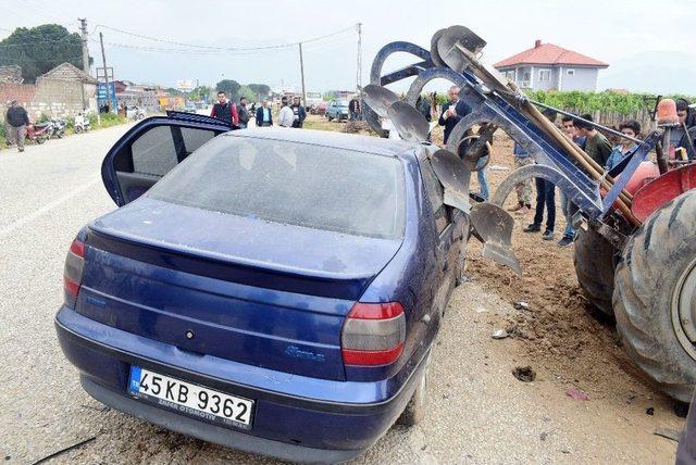 Manisa’da Otomobil Traktöre Çarptı: 6 Yaralı