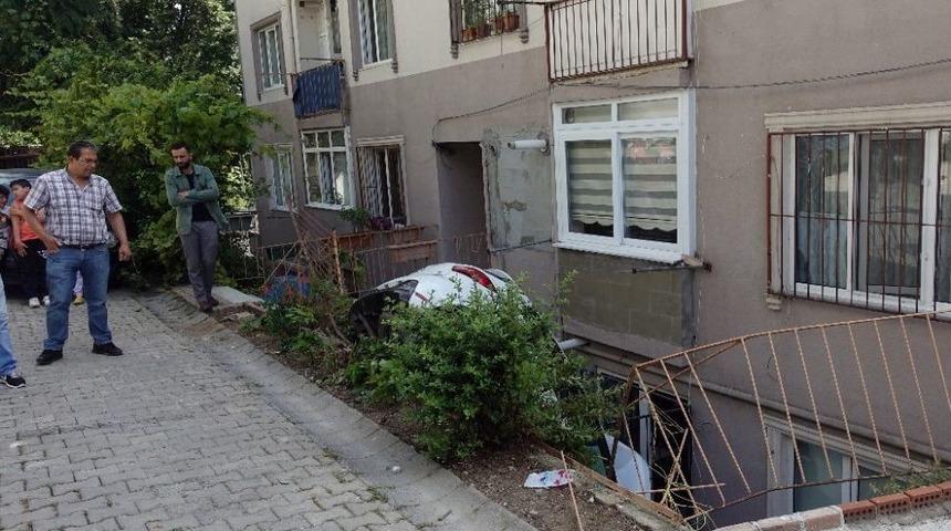 Fren Yerine Gaza Basınca Apartman Boşluğuna U&ccedil;tu