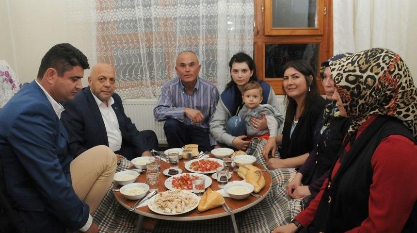 Hak-iş Genel Başkanı Arslan İftarda Taşeron Emek&ccedil;inin Evine Konuk Oldu