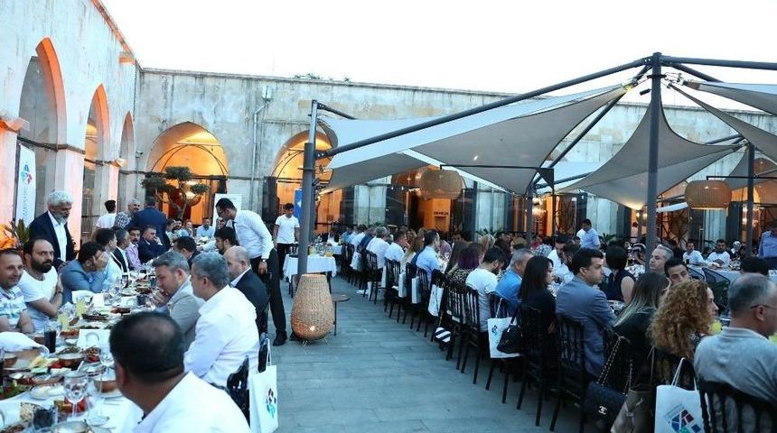 Eğitimciler Hk&uuml;&rsquo;n&uuml;n İftar Yemeğinde Bir Araya Geldi