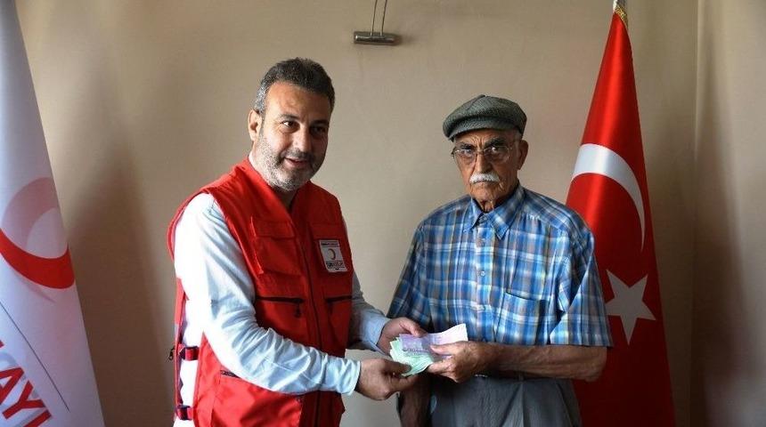 Emekli Maaşından Biriktirdiği 2 Bin Euro&rsquo;yu Kızılay&rsquo;a Bağışladı