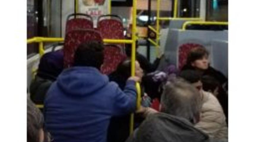 Bağcılar&rsquo;da Silahlı Saldırı, Halk Otob&uuml;s&uuml; Kurşunların Hedefi Oldu