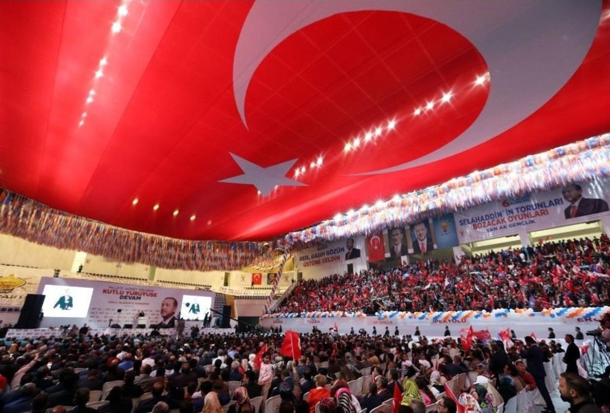 Cumhurbaşkanı Erdoğan&rsquo;dan Van B&uuml;y&uuml;kşehir Belediyesine &Ouml;vg&uuml;