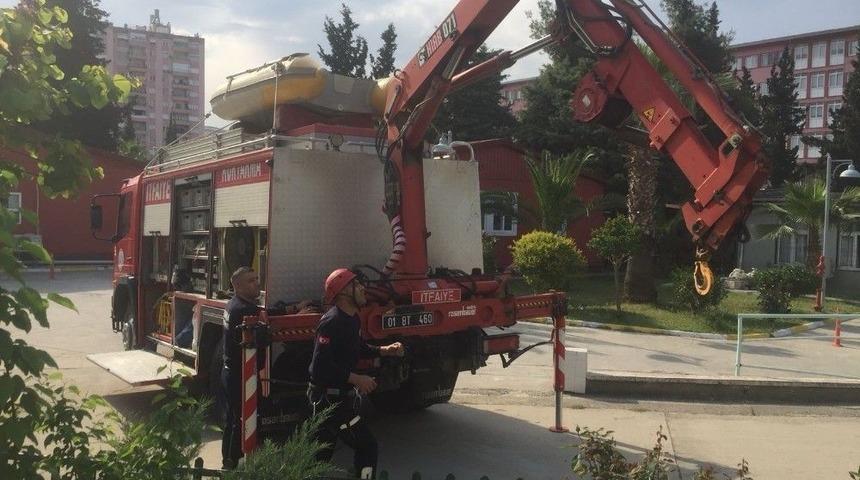 5 Metre Derinlikteki Kanalizasyona D&uuml;şen Yavru Kedi Kurtarıldı