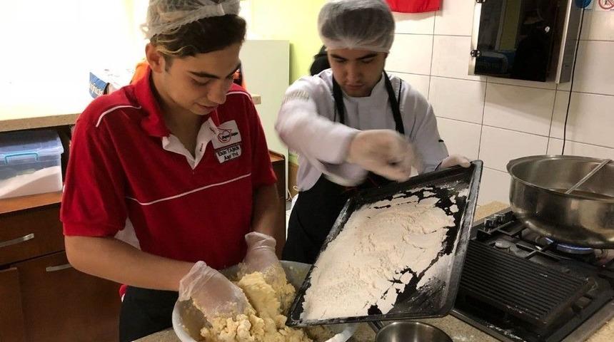 Elleriyle Yaptıkları Yemekleri Aileleri İle İftarda Paylaştılar