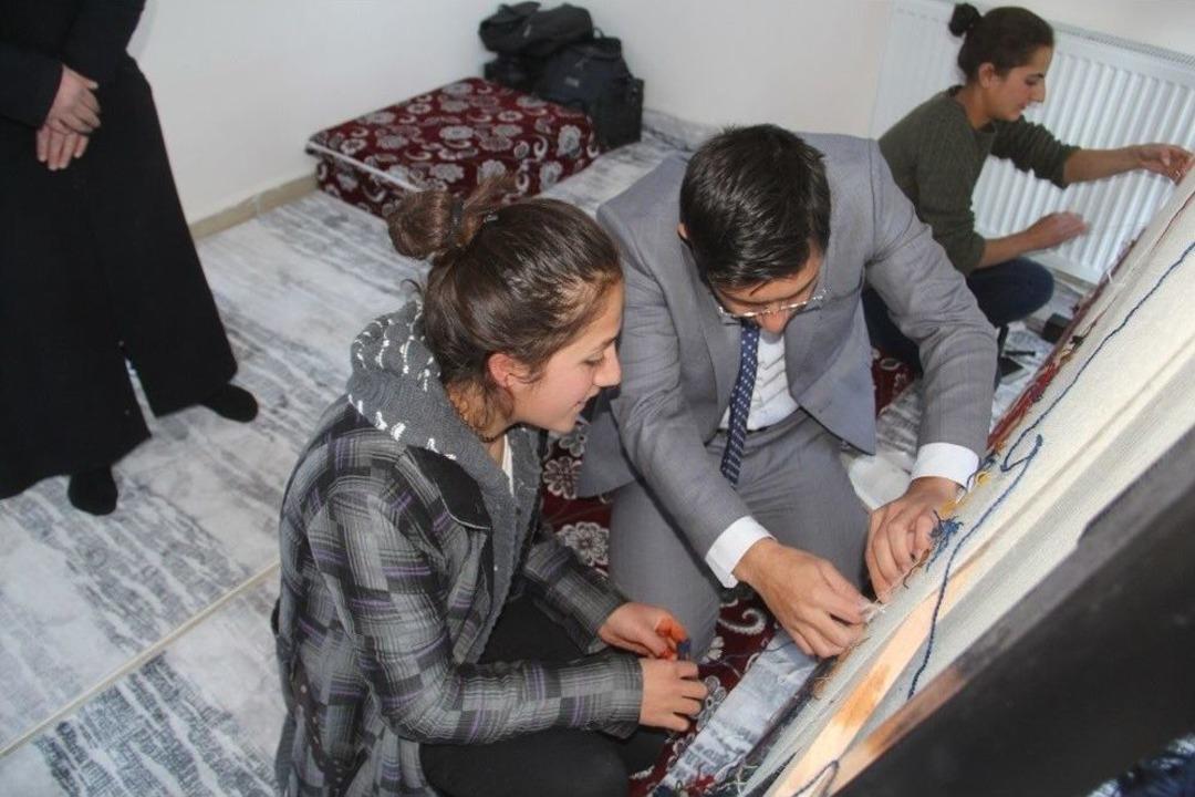 Başkan Vekili &Ouml;zt&uuml;rk, Ziyaret Ettiği Kilim At&ouml;lyelerinde Kilim Dokudu